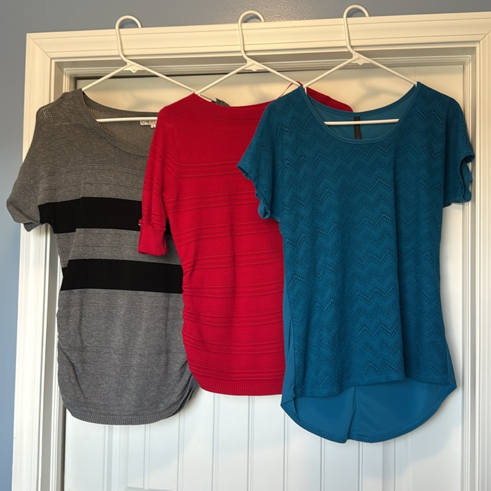 Short sleeved sweater bundle.